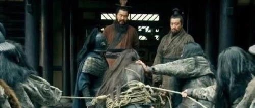 曹操处决吕布时，身边明明站着郭嘉，为何偏要问刘备？